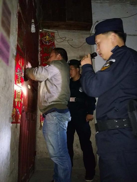 龙广镇粗心妈妈误将幼女锁家中 